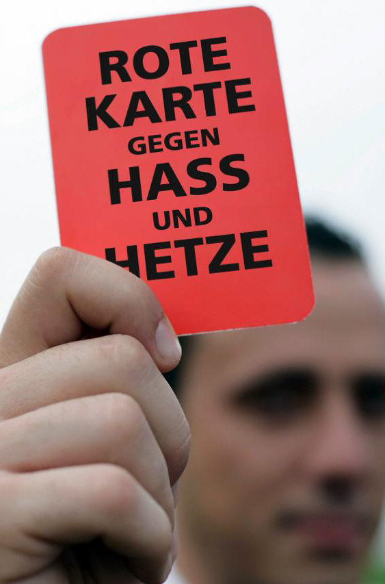 Aktion: Rote Karte gegen Hass und Hetze